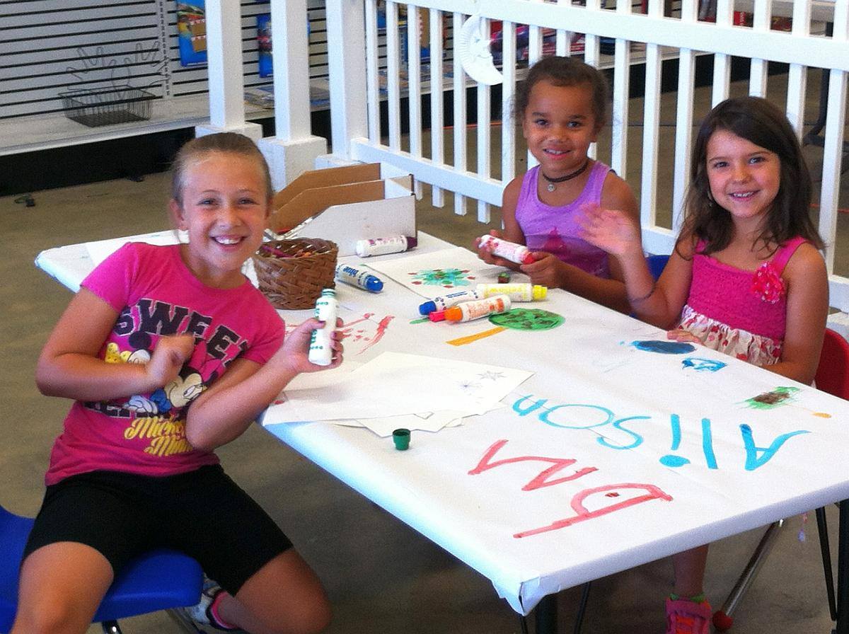 girls-making-art image